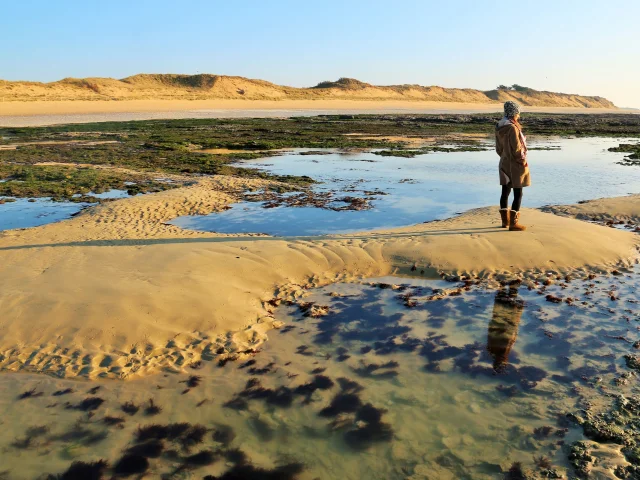 Femme Bord De Mer Ile De Re Hello Travelers